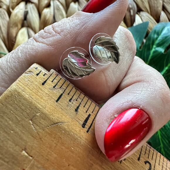 BOGO FREE SULVER LEAF STUD EARRINGS - Picture 6 of 7